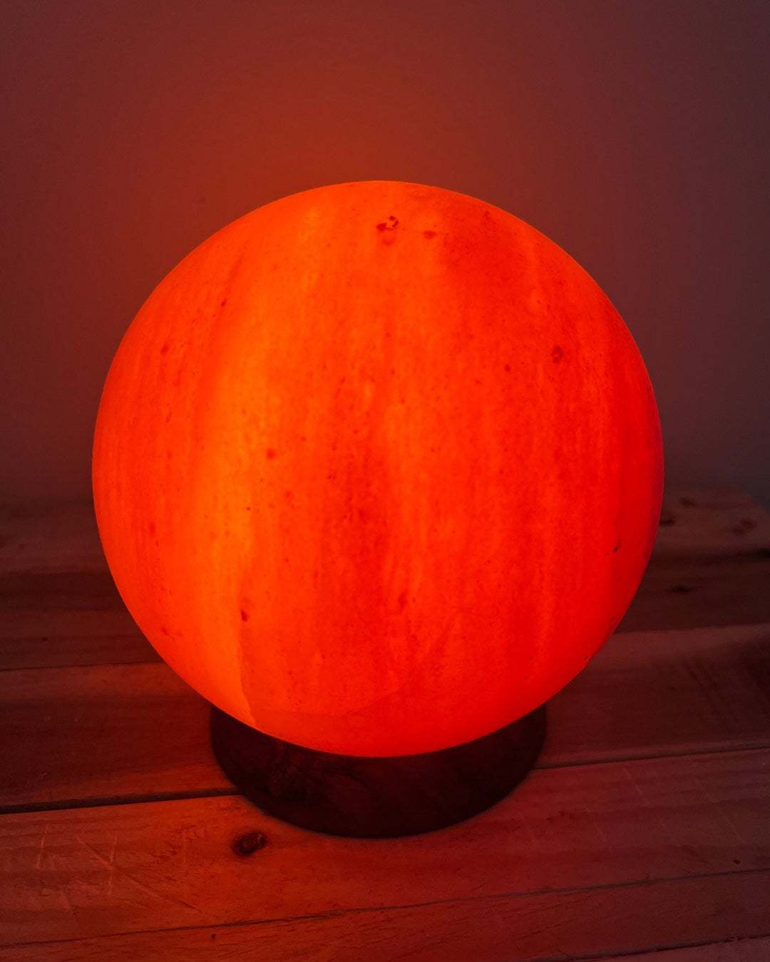 handgemaakte Himalaya zoutlamp bol met houten voet en warm licht