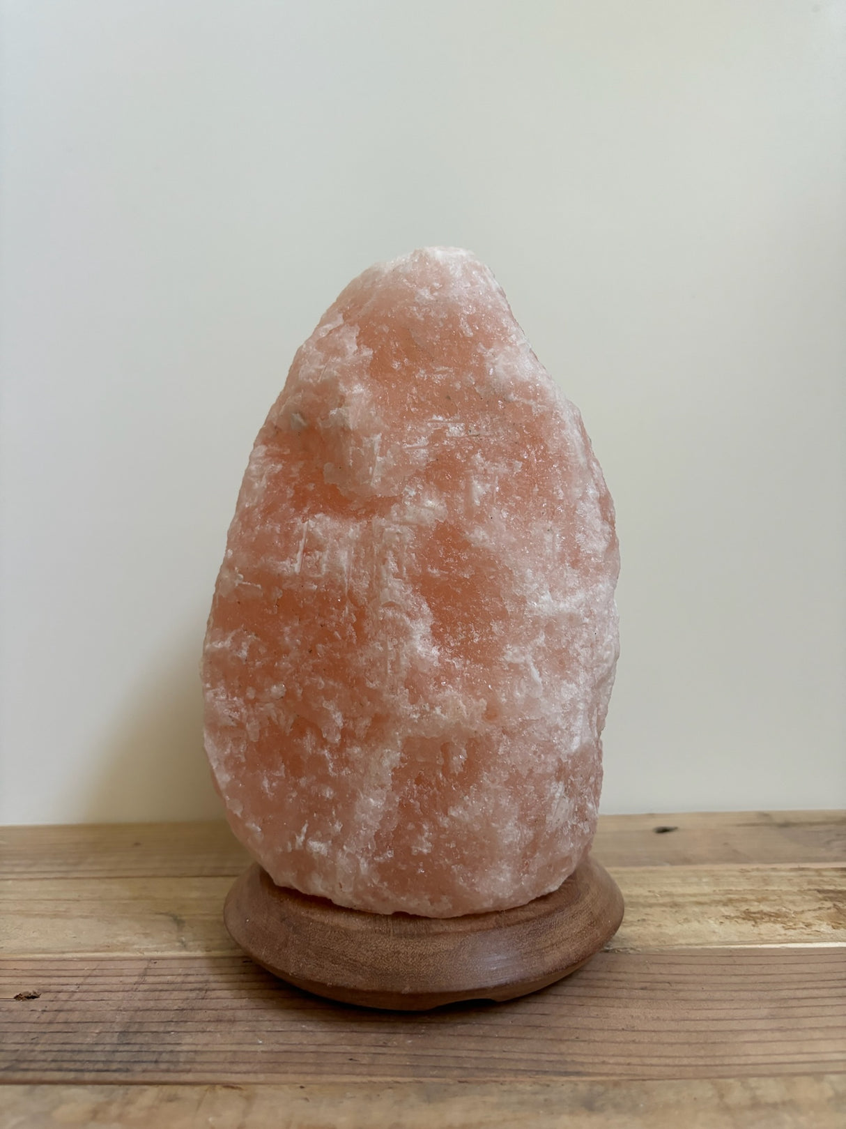 Himalaya zoutlamp 3-4kg op houten voet – roze zoutkristal lamp uit Pakistan, sfeervol en luchtzuiverend, perfect voor woonkamer, slaapkamer of yoga.