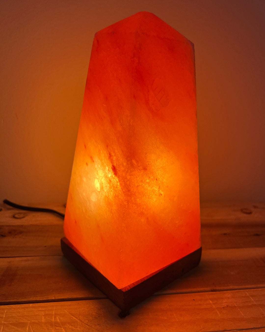 Himalaya Zoutlamp obelisk van puur zout met warme gloed en houten voet inclusief snoer en reservelampje