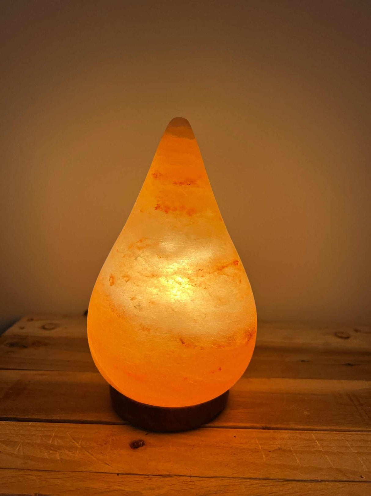Himalaya zoutlamp druppelvormige handgemaakte zoutsteenlamp met warme gloed en houten voet
