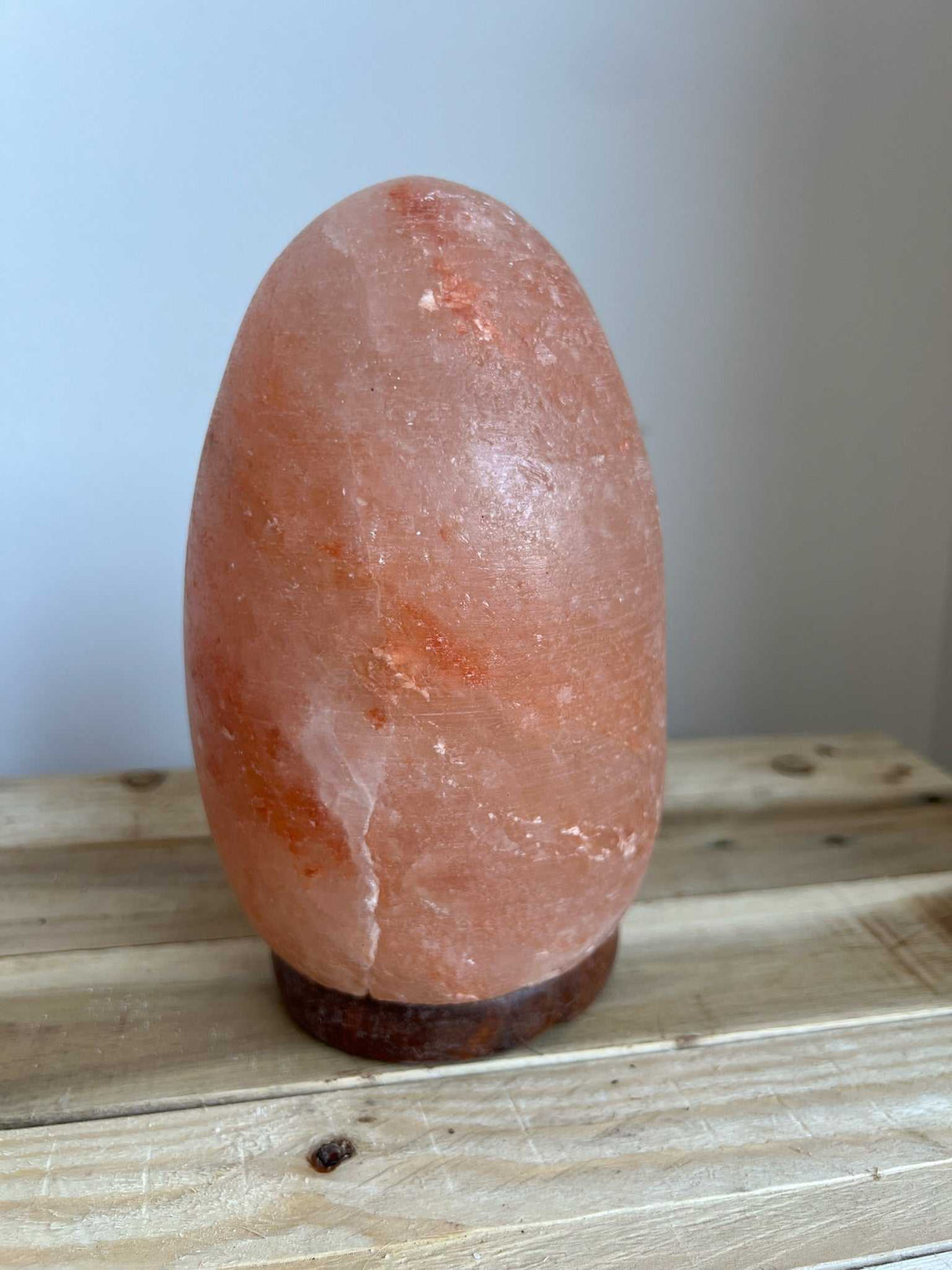 Himalaya Zoutlamp ei-vormig met warme gloed, houten voet, en kabel met reservelampje