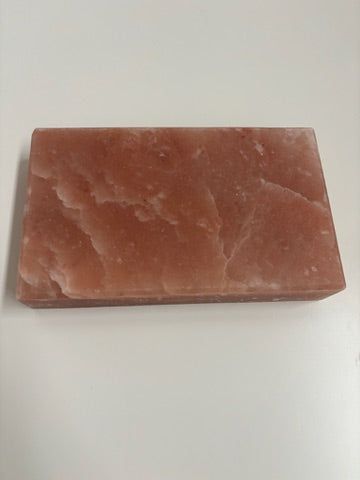 Rechthoekige Himalaya zoutsteen kookplaat van 25 x 15 x 5 cm, ongeveer 4,5 kg. Roze natuursteen geschikt voor grillen, bakken en serveren van vlees, vis, groenten of desserts. Te gebruiken op BBQ, in oven of op gasfornuis (niet op inductie). Hittebestendig tot 600°C.