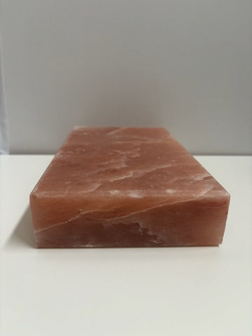 Rechthoekige Himalaya zoutsteen kookplaat van 25 x 15 x 5 cm, ongeveer 4,5 kg. Roze natuursteen geschikt voor grillen, bakken en serveren van vlees, vis, groenten of desserts. Te gebruiken op BBQ, in oven of op gasfornuis (niet op inductie). Hittebestendig tot 600°C.