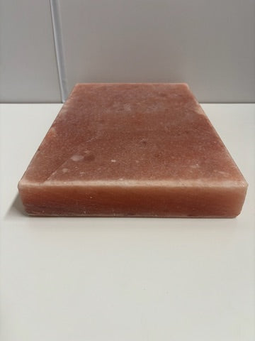 Extra grote Himalaya zoutsteen kookplaat van 38 x 25 x 5 cm, met een gewicht van circa 11 kg. Geschikt voor gebruik op BBQ, in de oven of op een gasfornuis. Ideaal voor het bereiden én serveren van vlees, vis, groenten of desserts. Natuurlijke steen met roze tinten en robuust uiterlijk, hittebestendig tot 600°C.