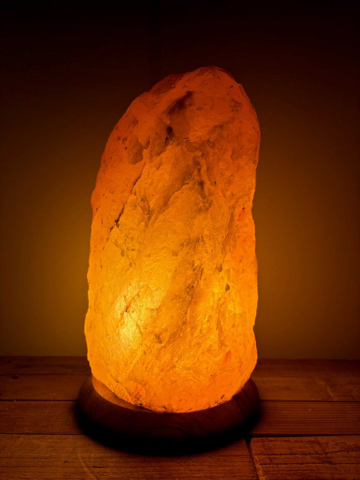 Handgemaakte roze Himalaya zoutlamp 10-12 kg met houten voet en kabel, zachte warme gloed voor sfeervolle verlichting