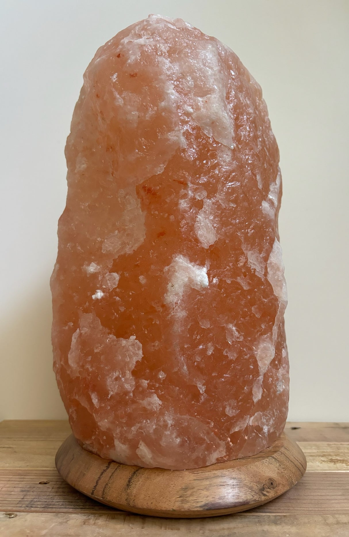 Grote Himalaya zoutlamp 10-12kg op houten voet, sfeerlicht en luchtzuivering voor woonkamers.