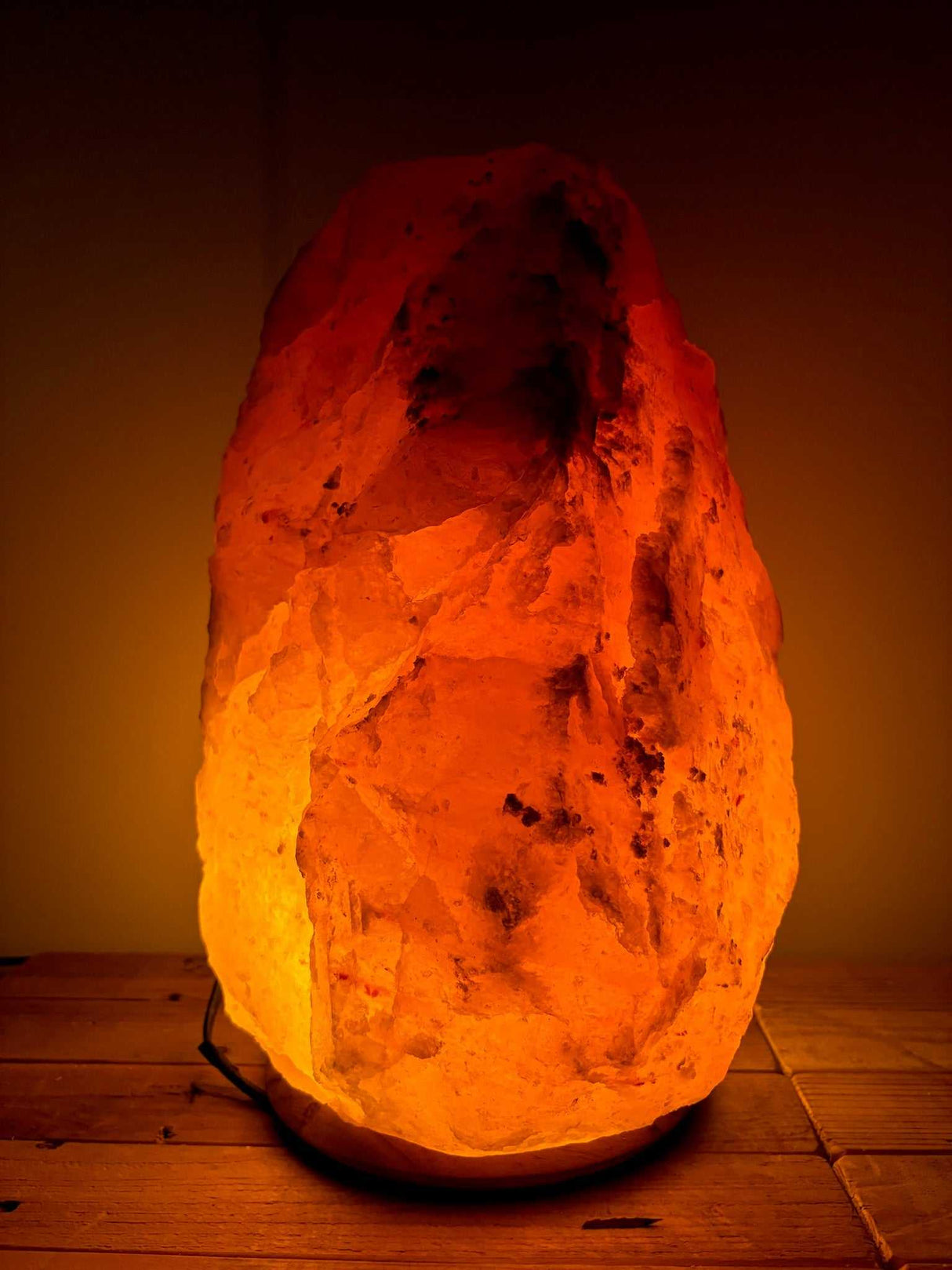 Himalaya zoutlamp roze 20-25 kg met houten voet en warme gloed voor sfeervol interieur