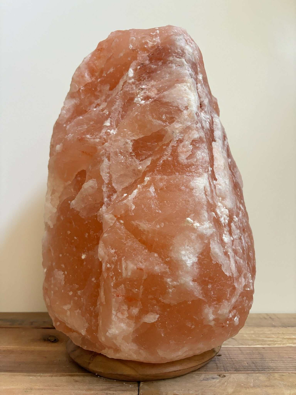 Himalaya Zoutlamp Roze 20–25 kg met houten voet en kabel, handgemaakt uit puur roze Himalayazout voor sfeervolle verlichting.