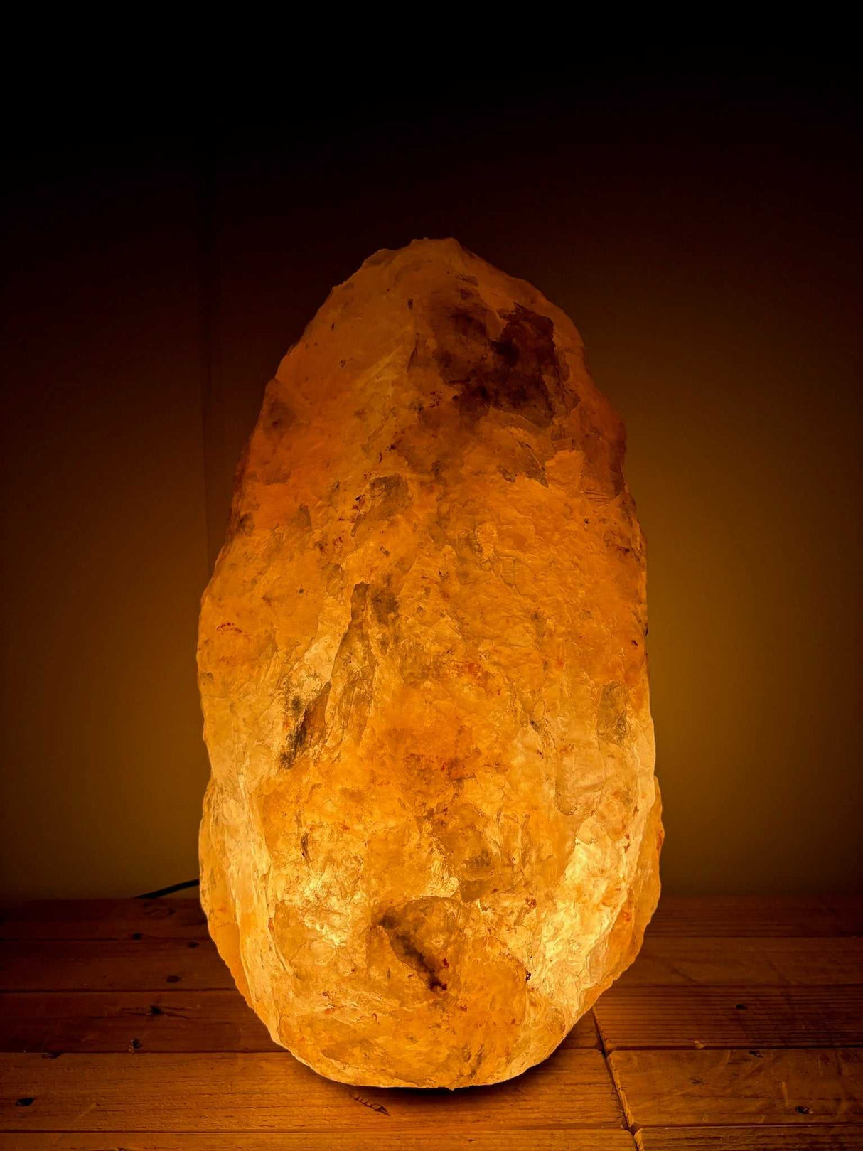 Imposante roze Himalaya zoutlamp van 25–30 kg op houten voet met zachte, frisse gloed en inklapbare kabel.