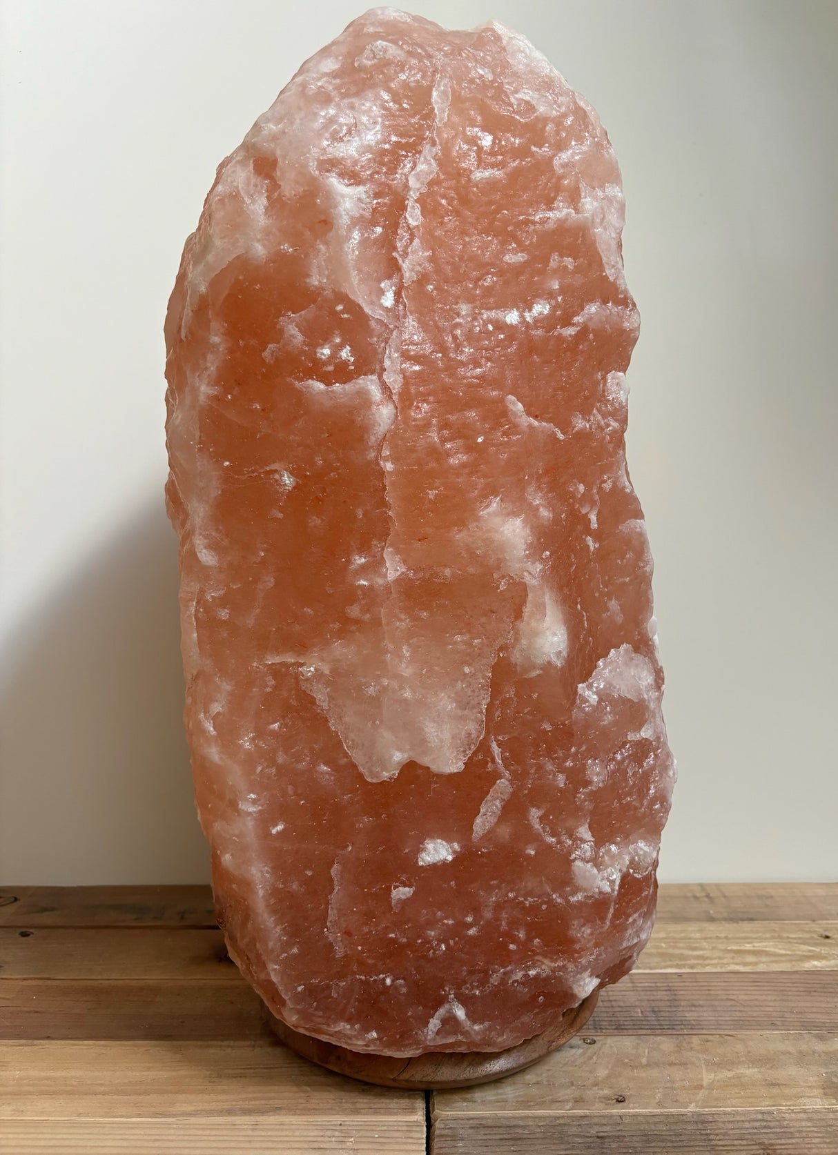 Grote Himalaya zoutlamp 30-35kg op houten voet, sfeervolle natuurlijke luchtzuiveraar voor woon- of bedrijfsruimte.