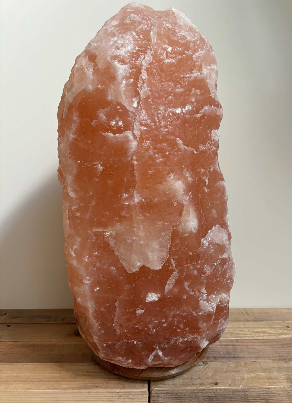 Roze Himalaya zoutlamp van 30–35 kg op houten voet met kabel en reservelampje, geschikt voor grote ruimtes