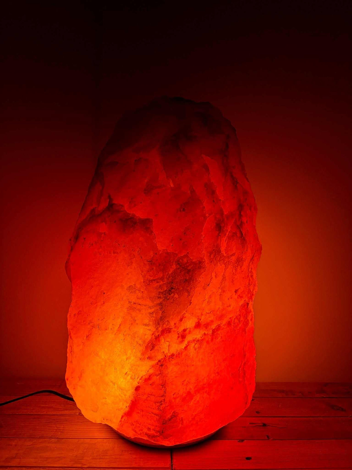 Himalaya roze zoutlamp van 35-40 kg op houten voet met zachte gloed en sfeervolle uitstraling