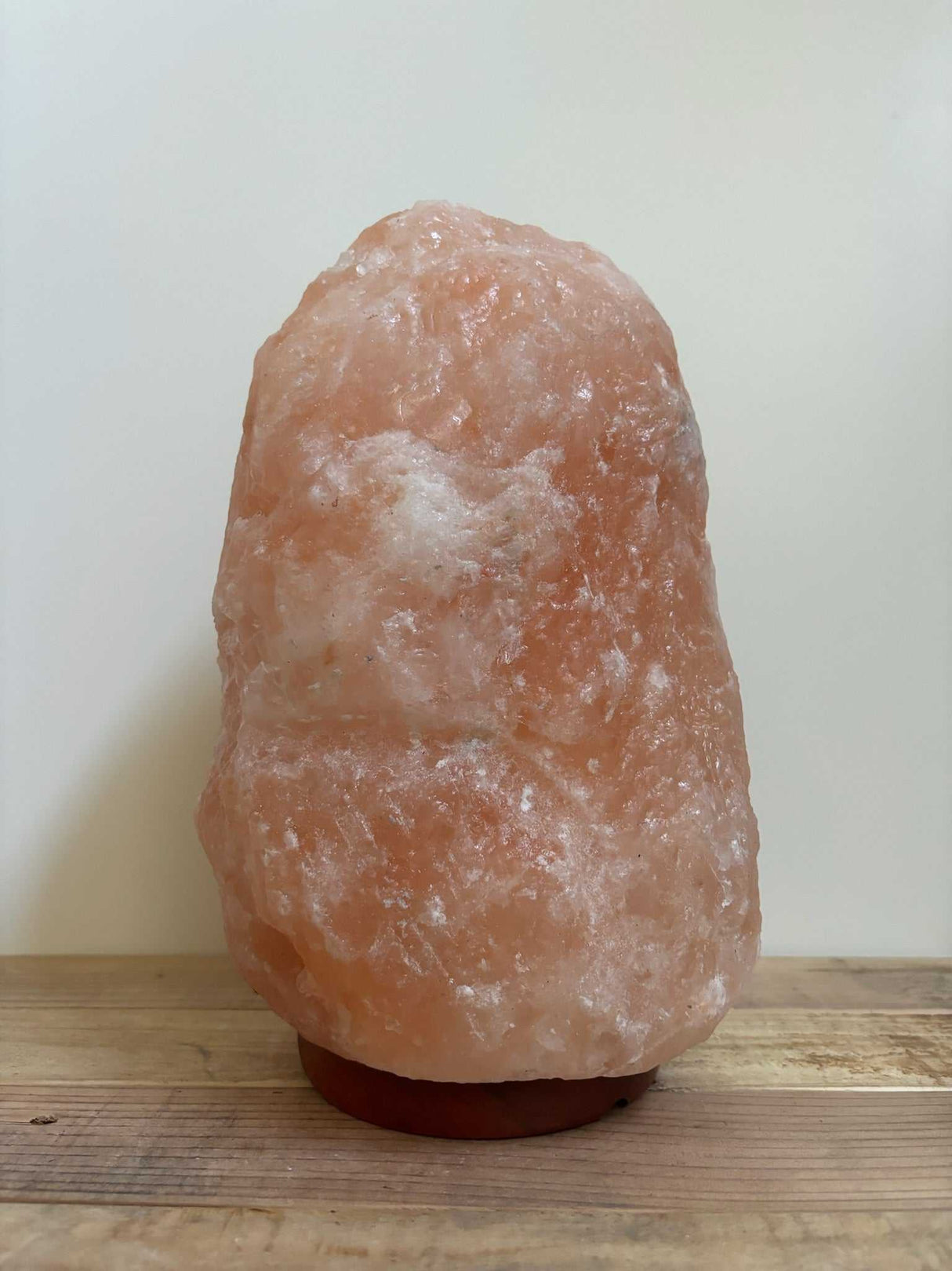 Handgemaakte Himalaya zoutlamp 4-6 kg met houten voet en warm roze ambergloed