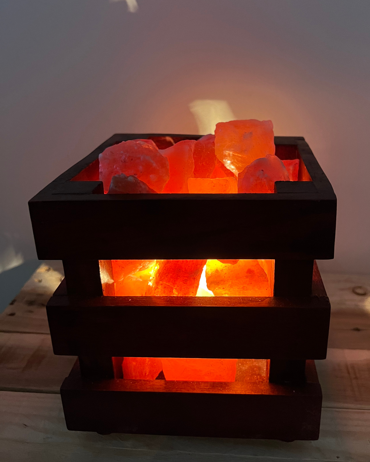 Himalaya vierkante houten mand met natuurlijke zoutsteen en sfeerverlichting voor rust en warmte in huis