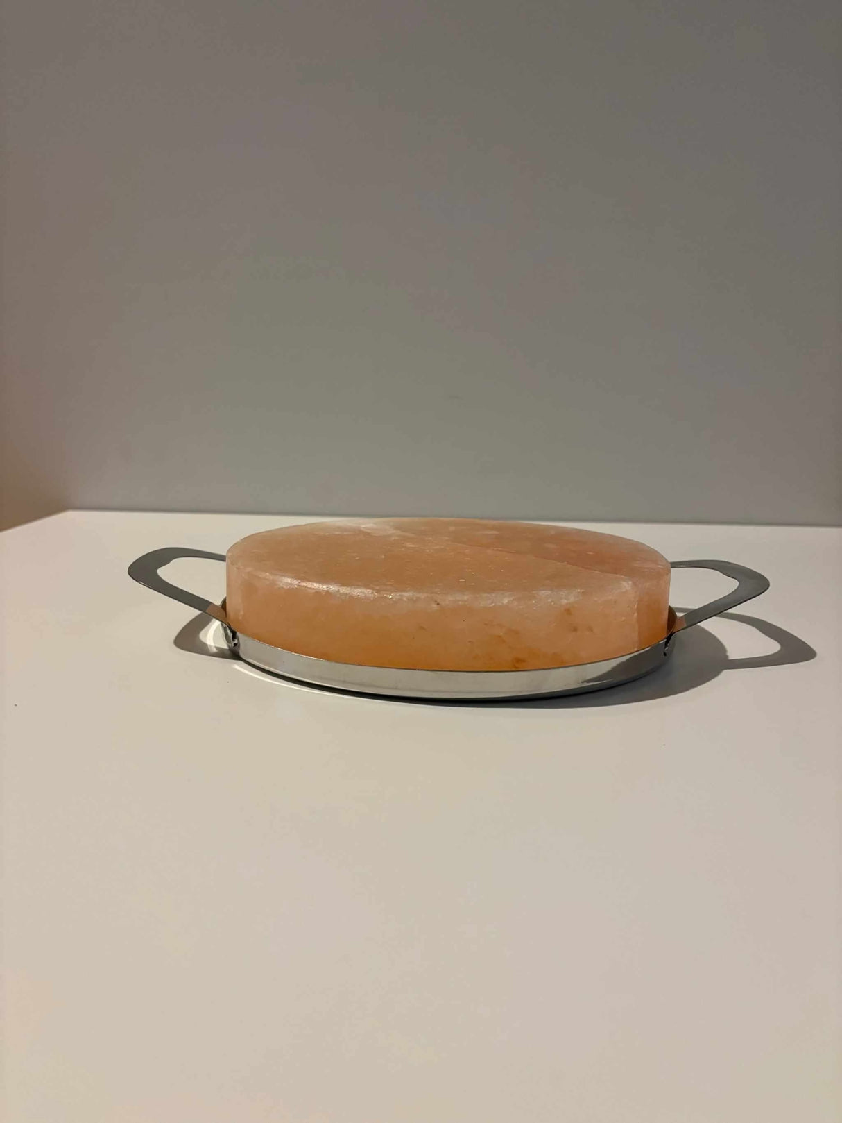 Ronde Himalaya zoutsteen kook- en serveerplaat met RVS frame voor BBQ en oven gebruik