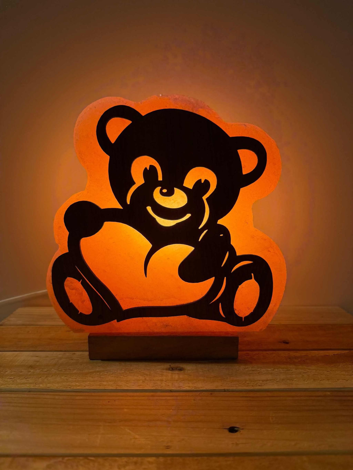Handgemaakte Himalaya zoutlamp in beer 3D vorm met warme gloed en houten voet