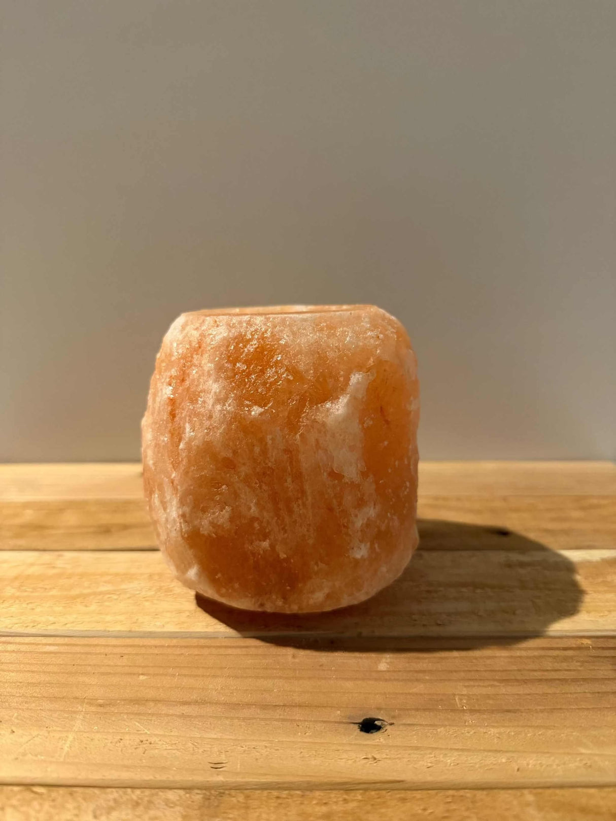 Handgemaakte natuurlijke zoutsteen waxinelichthouder rood met siliconen voetjes en warme oranje gloed