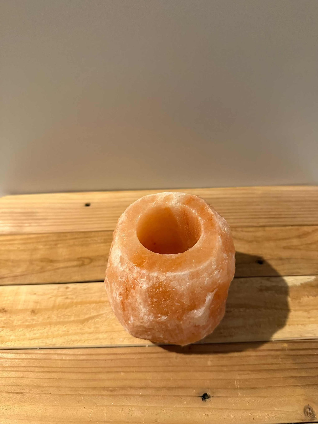 Handgemaakte natuurlijke zoutsteen waxinelichthouder rood met warme oranje gloed en siliconen voetjes