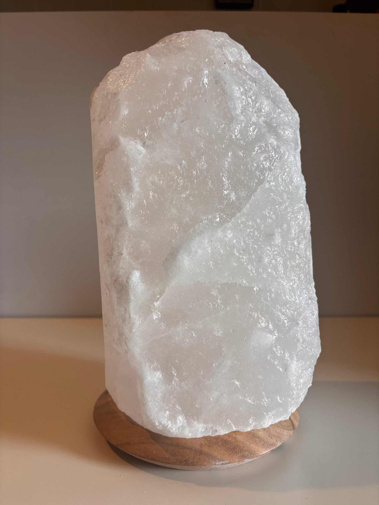 Witte Himalaya zoutlamp 10-12kg met houten voet, inclusief kabel en lampje voor sfeervolle verlichting