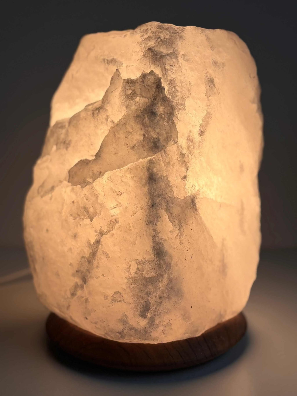 Witte Himalaya zoutlamp van 12-15 kg met houten voet, inclusief kabel en lampje, voor sfeervolle verlichting in grote ruimtes