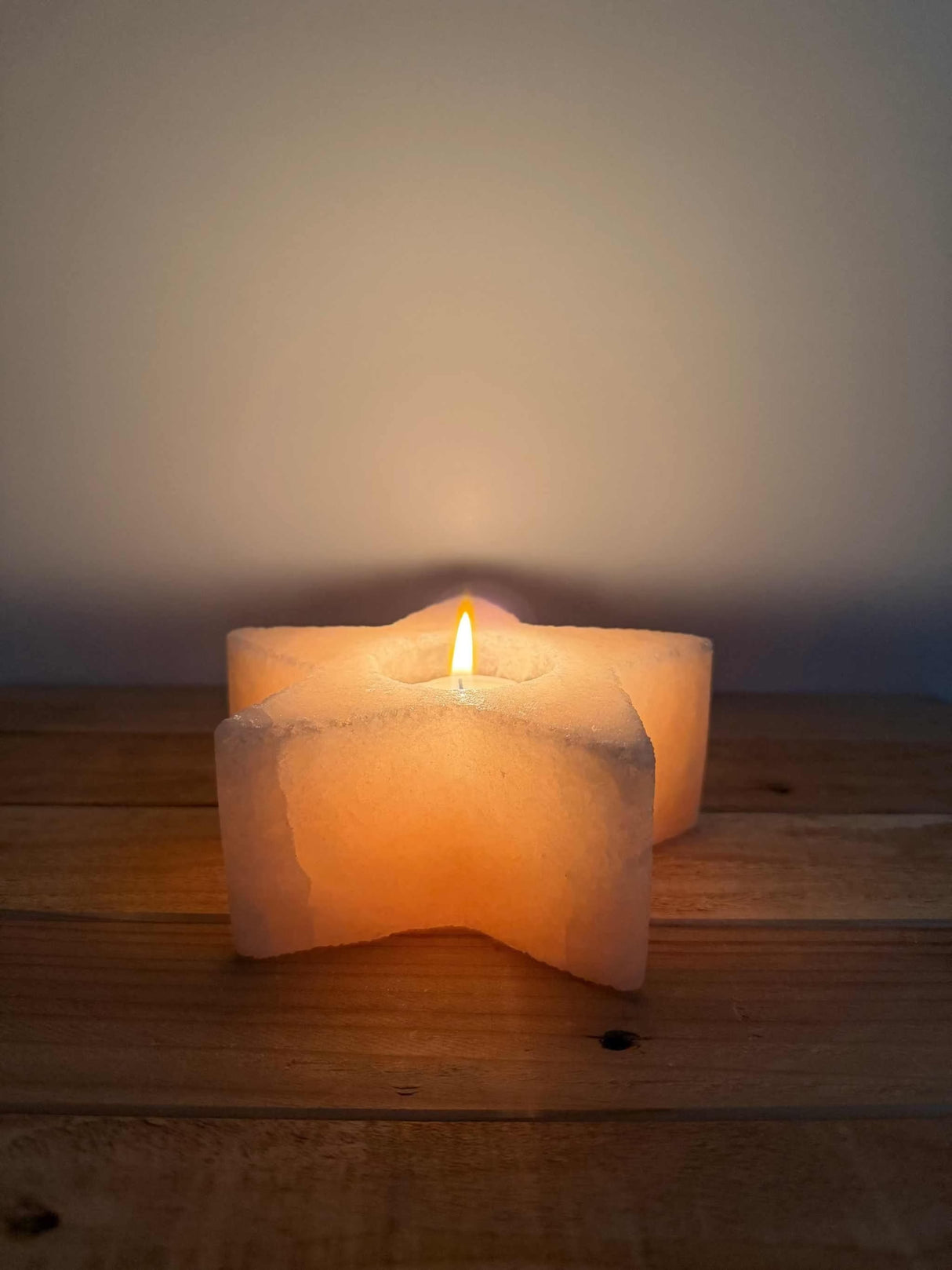 Handgemaakte stervormige waxinelichthouder van natuurlijke zoutsteen uit Himalaya voor rustgevende sfeer.