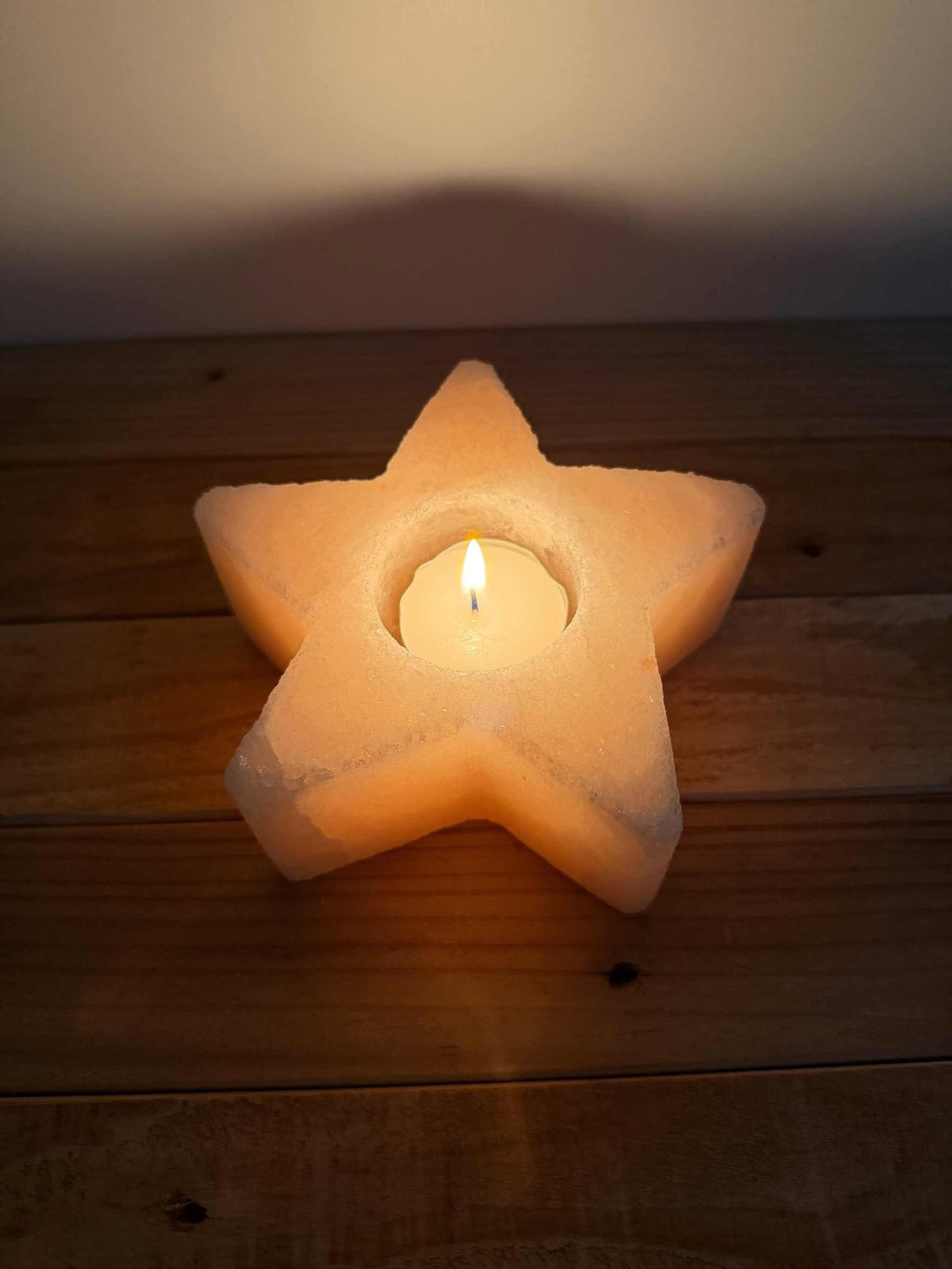 Handgemaakte stervormige waxinelichthouder van natuurlijke zoutsteen met zacht gloeiend licht