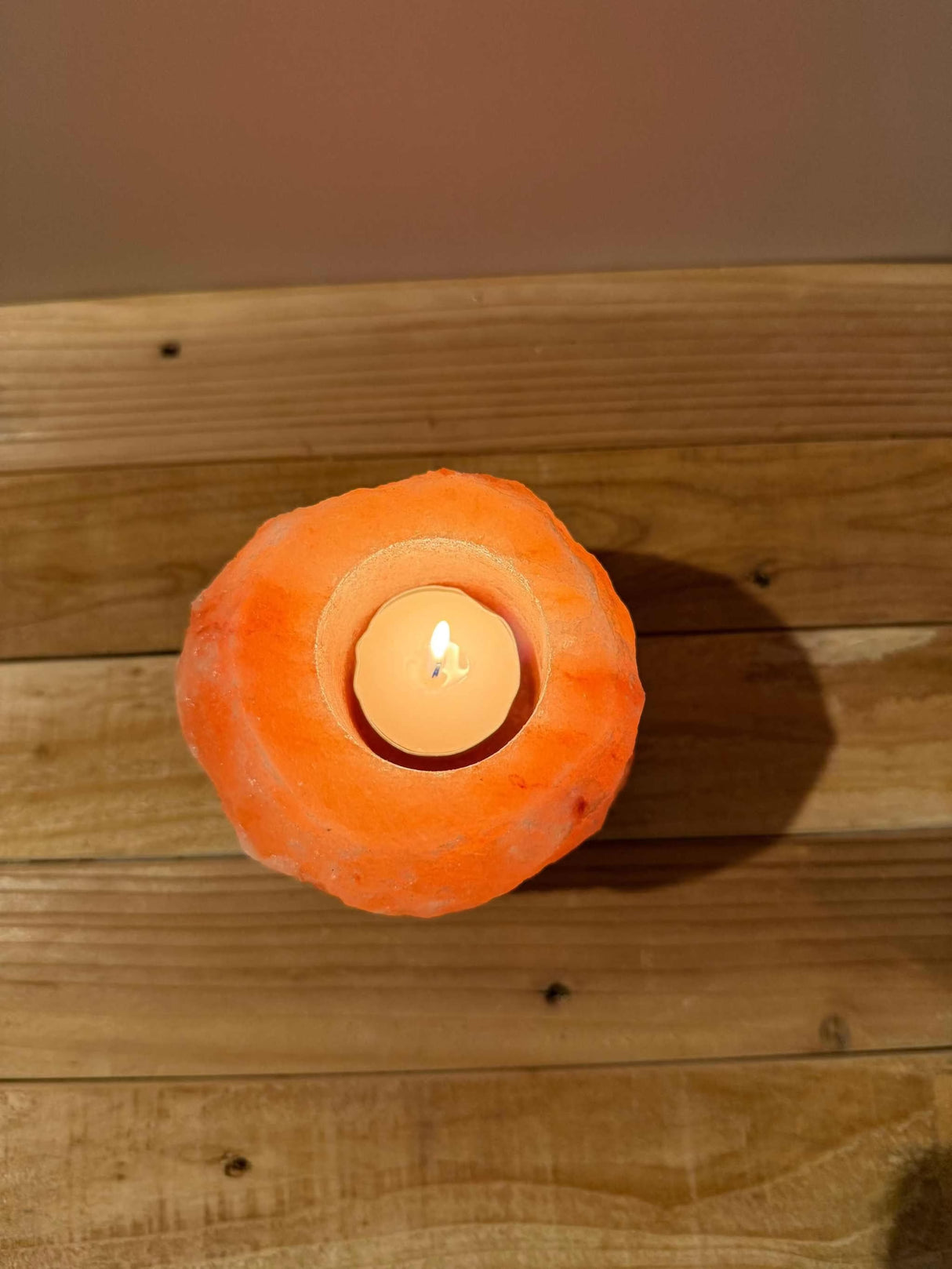 handgemaakte rode natuurlijke zoutsteen waxinelichthouder met theelichtje en siliconen voetjes