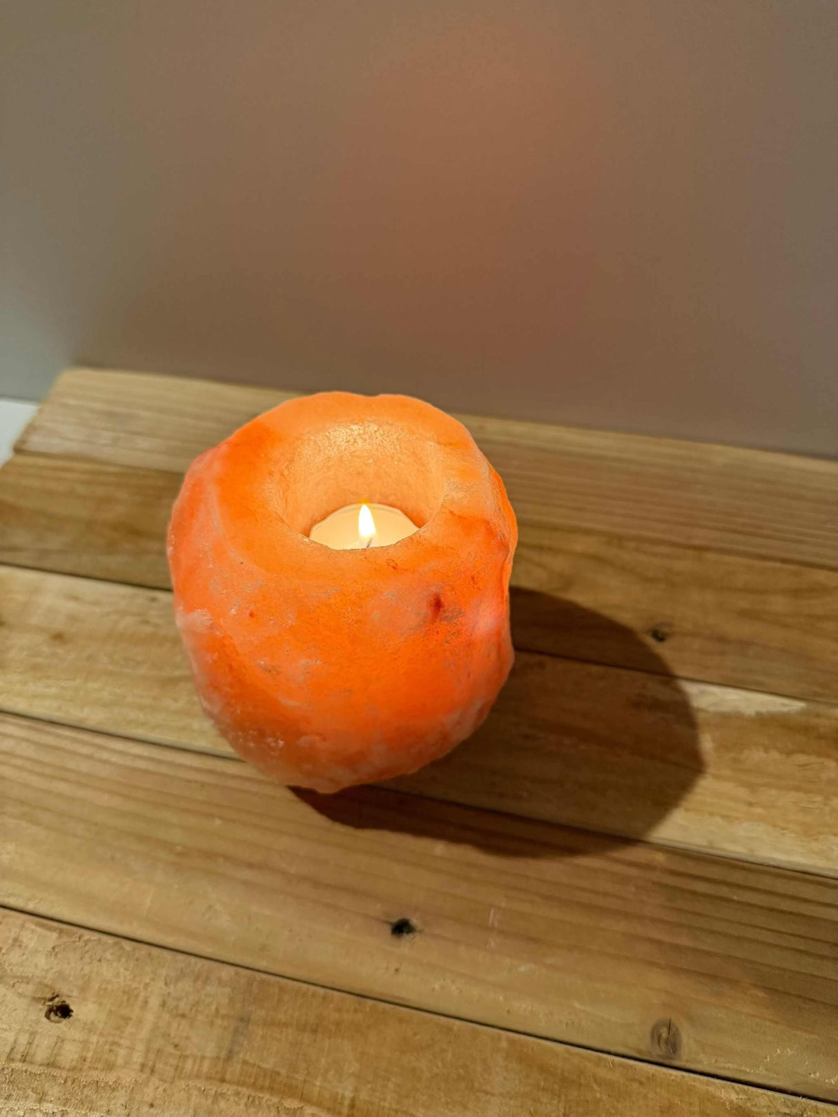 Handgemaakte natuurlijke zoutsteen waxinelichthouder met warmroze gloed en siliconen voetjes