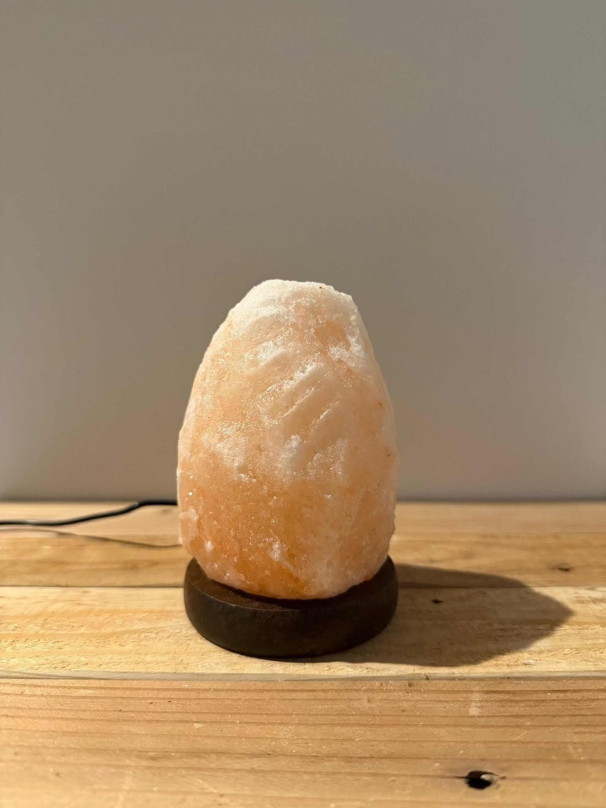 Compact roze Himalaya zoutsteen USB lampje met natuurlijke vorm en zachte oranje tint