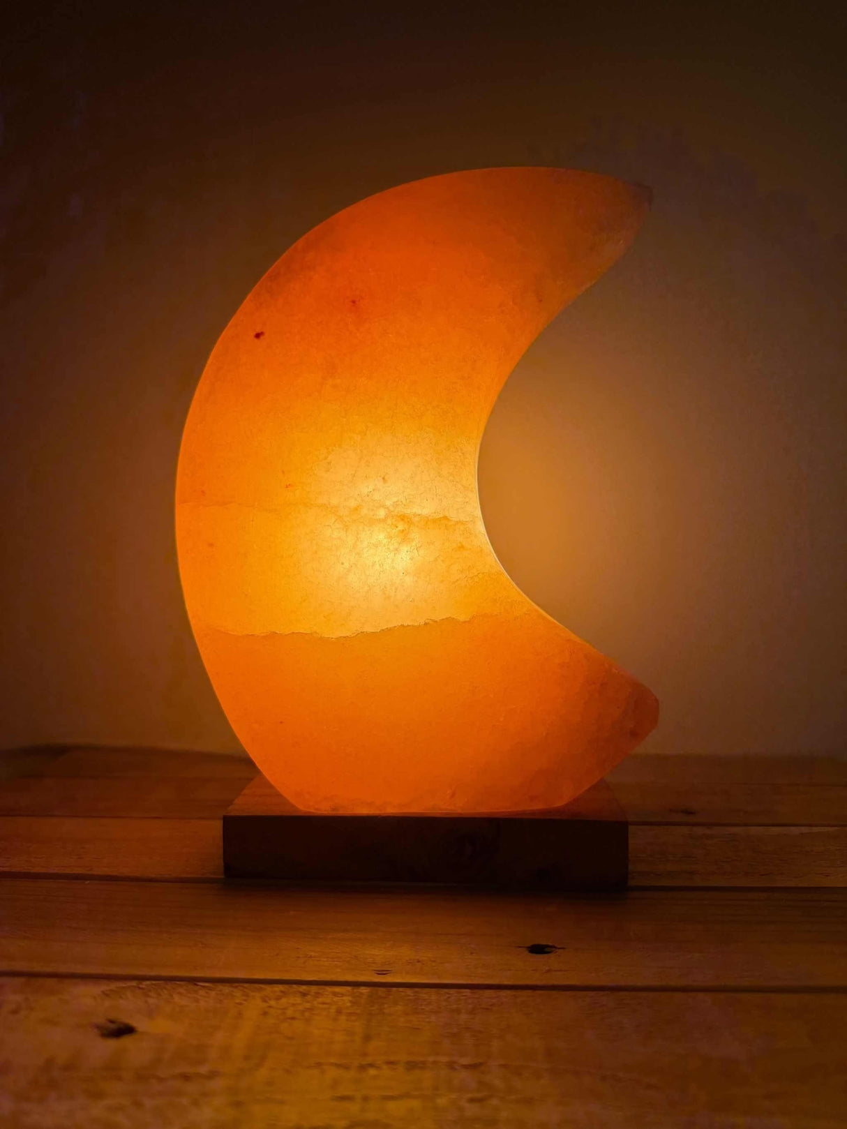 Handgemaakte Himalaya zoutlamp in maanvorm, verkrijgbaar in roze, grijs en wit met zachte warme gloed en inclusief kabel en reservelampje.