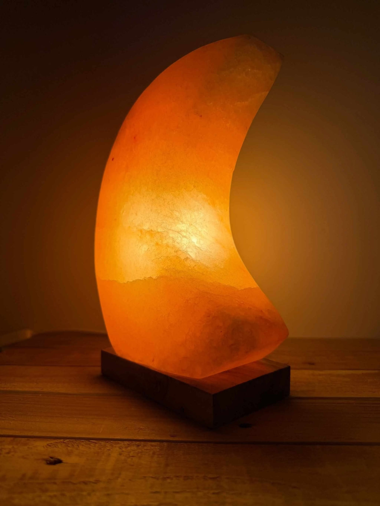 Himalaya Zoutlamp maanvormig in roze, grijs en wit met warme gloed en rustgevende sfeervolle uitstraling