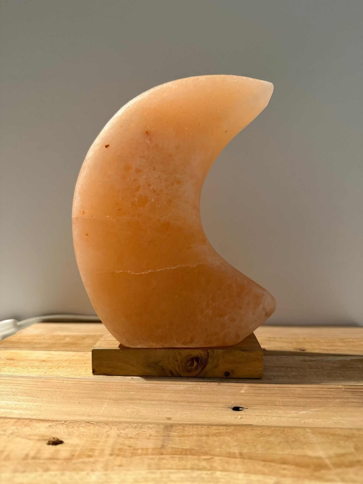 Himalaya zoutlamp in maanvorm, roze, grijs of wit, voor rustgevende sfeer en aangenaam binnenklimaat.