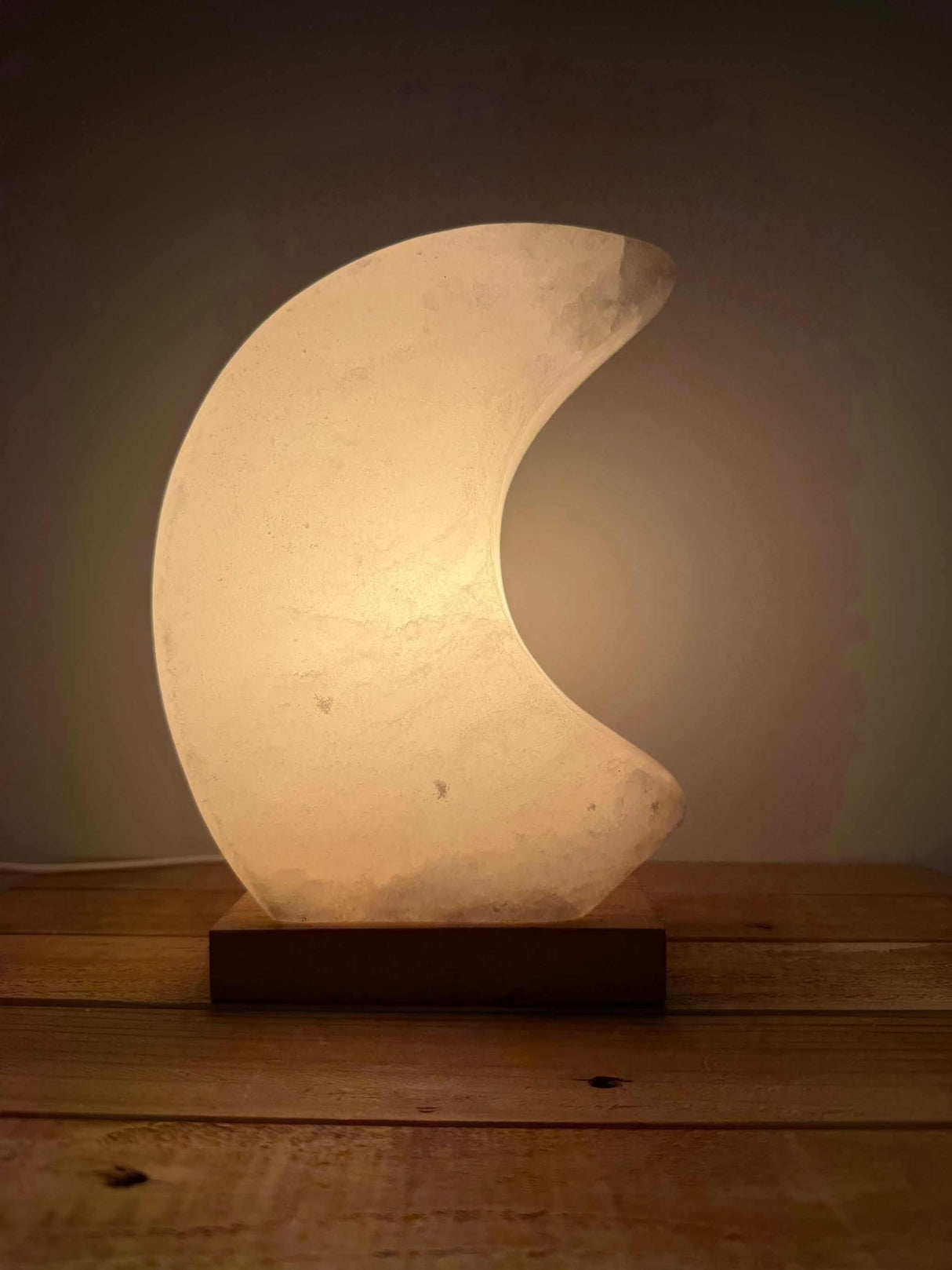 Himalaya zoutlamp maanvormig in roze, grijs en wit met zachte, rustgevende gloed en luchtzuiverende werking
