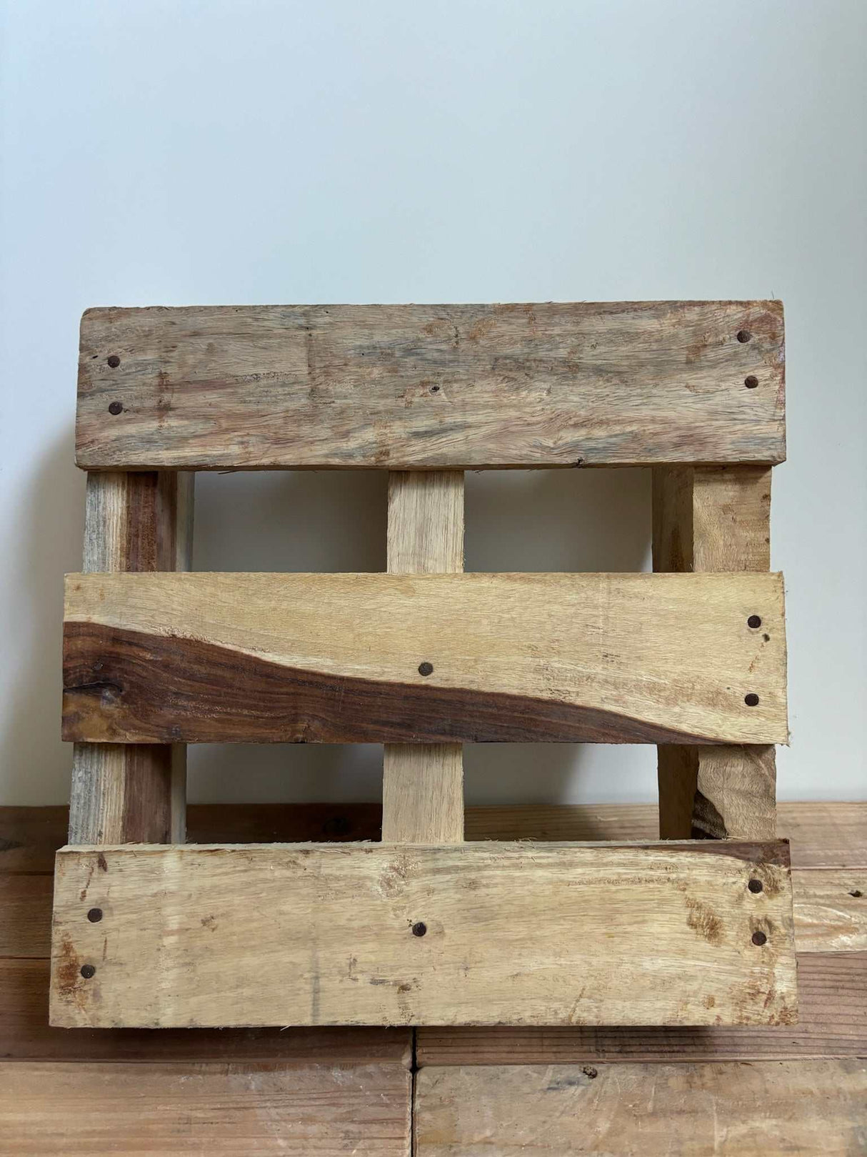 Handgemaakte houten pallet van massief Sheeshamhout als natuurlijke basis voor zoutlampen en woondecoratie.