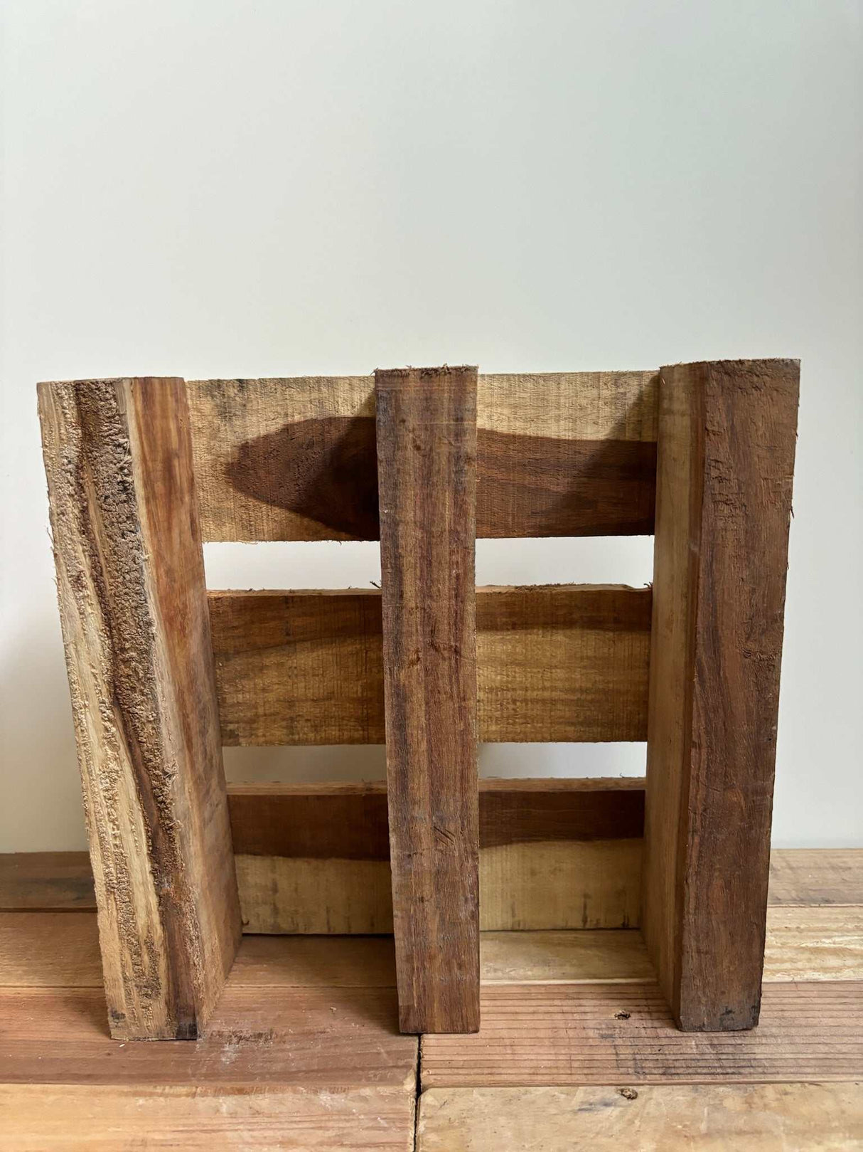 Handgemaakte houten pallet van Sheeshamhout voor zoutlampen en woondecoratie in drie maten