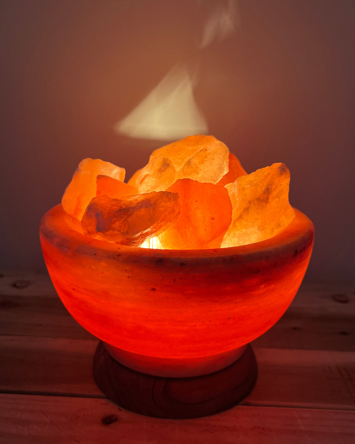 Himalaya zoutsteen vuurschaal rond met warme sfeerverlichting en rustgevende uitstraling