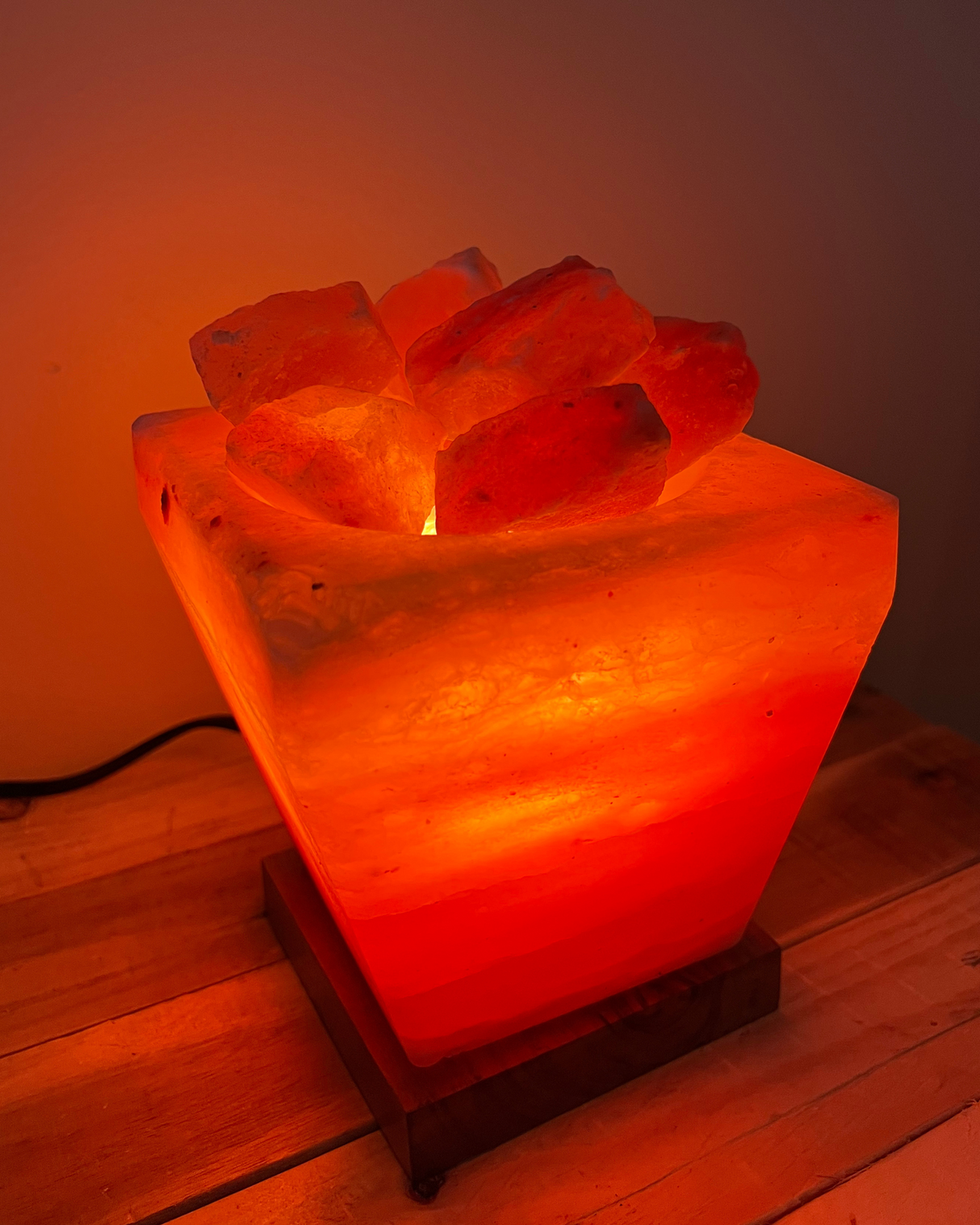 Handgemaakte Himalaya zoutsteen vuurschaal vierkant met warme sfeerverlichting en kabel inclusief reservelampje