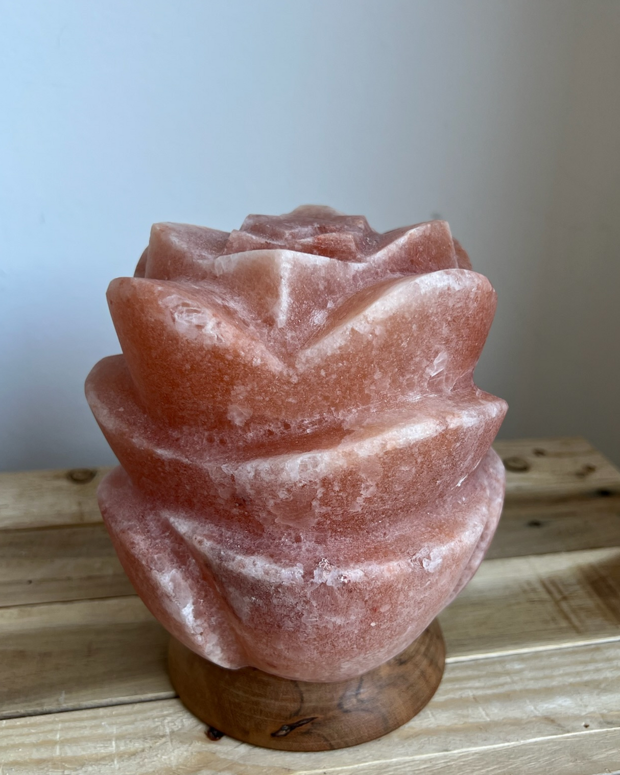 Himalaya Zoutlamp lotusbloem met houten voet en kabel, warme gloed en handgemaakt van 100% Himalayazout