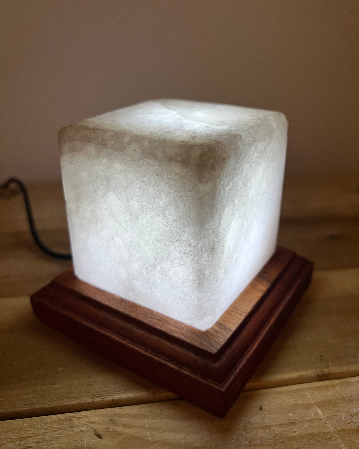 Himalaya USB zoutlamp vierkant wit met zacht warm licht en USB-aansluiting