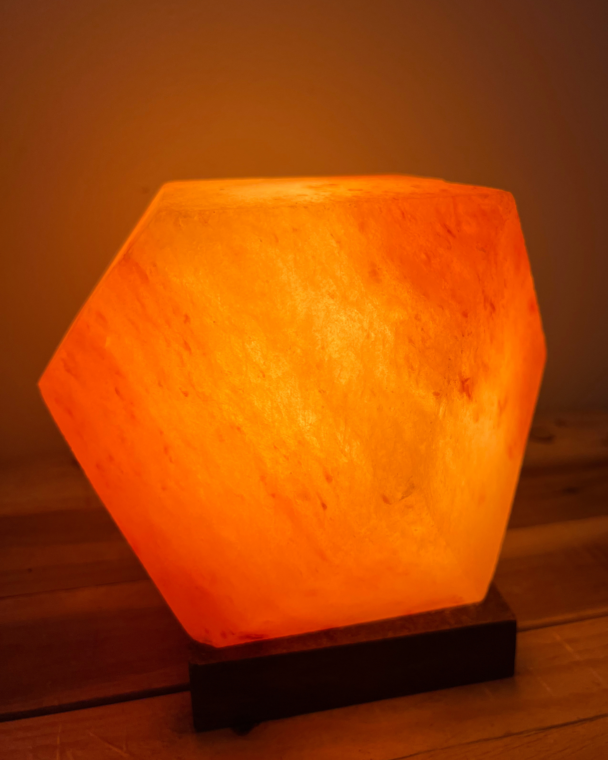Handgemaakte diamantvormige Himalaya zoutlamp met houten voet en warme gloed