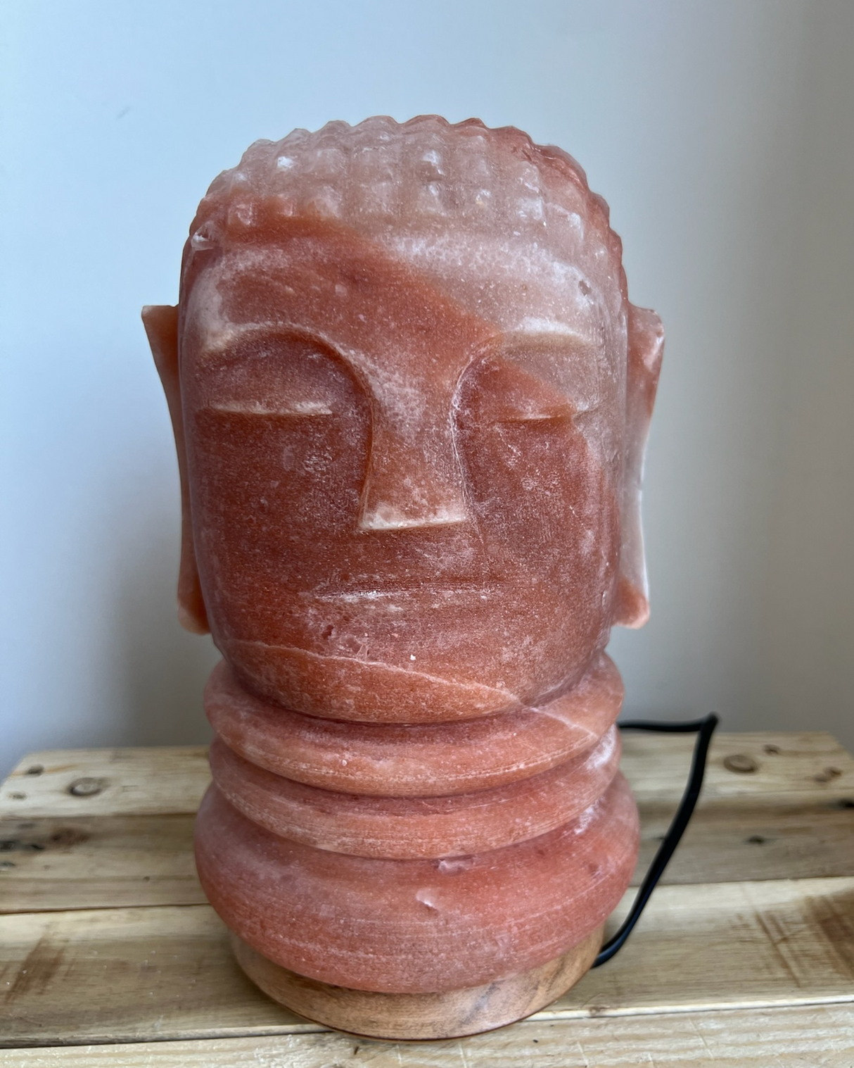 Himalaya Zoutlamp Boedha Hoofd met warme gloed en houten voet