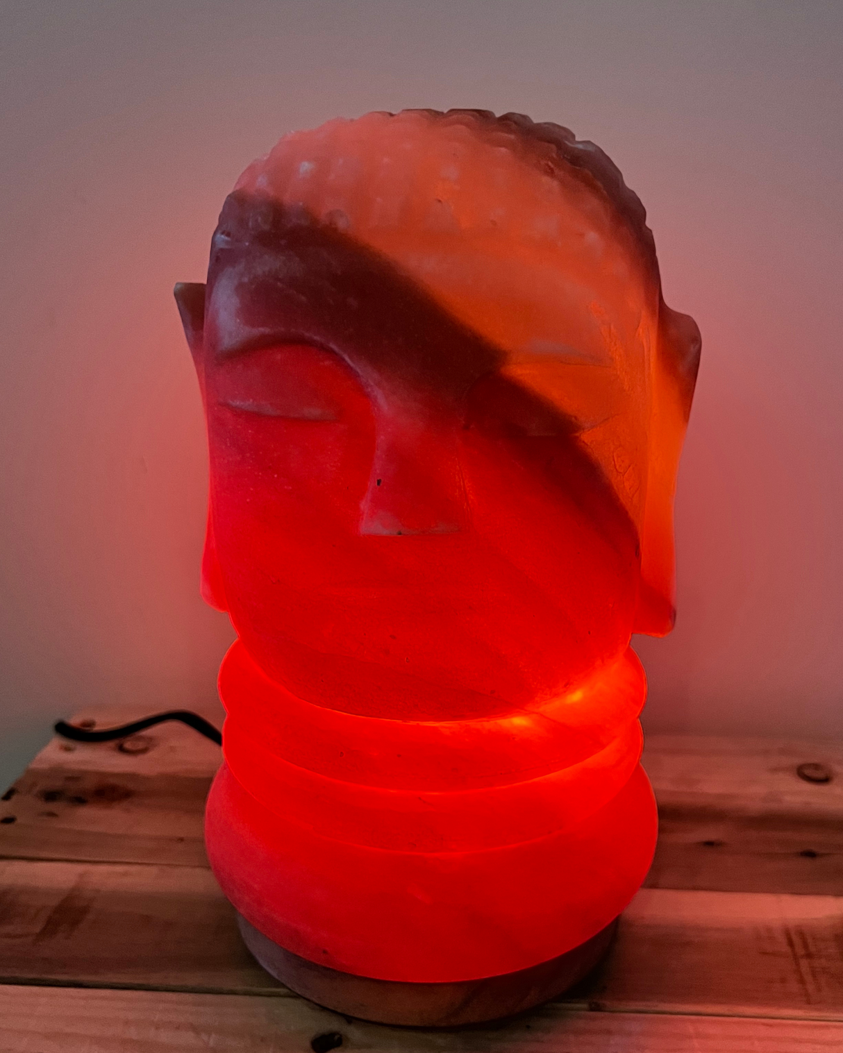 Himalaya zoutlamp Boedha hoofd met warme oranje gloed en houten voet