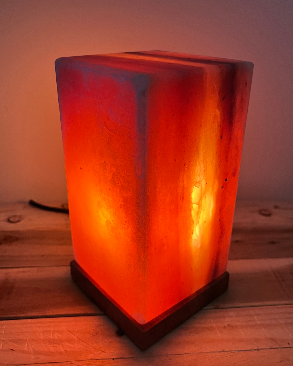 Himalaya Zoutlamp Feng Shui met houten voet en warm licht