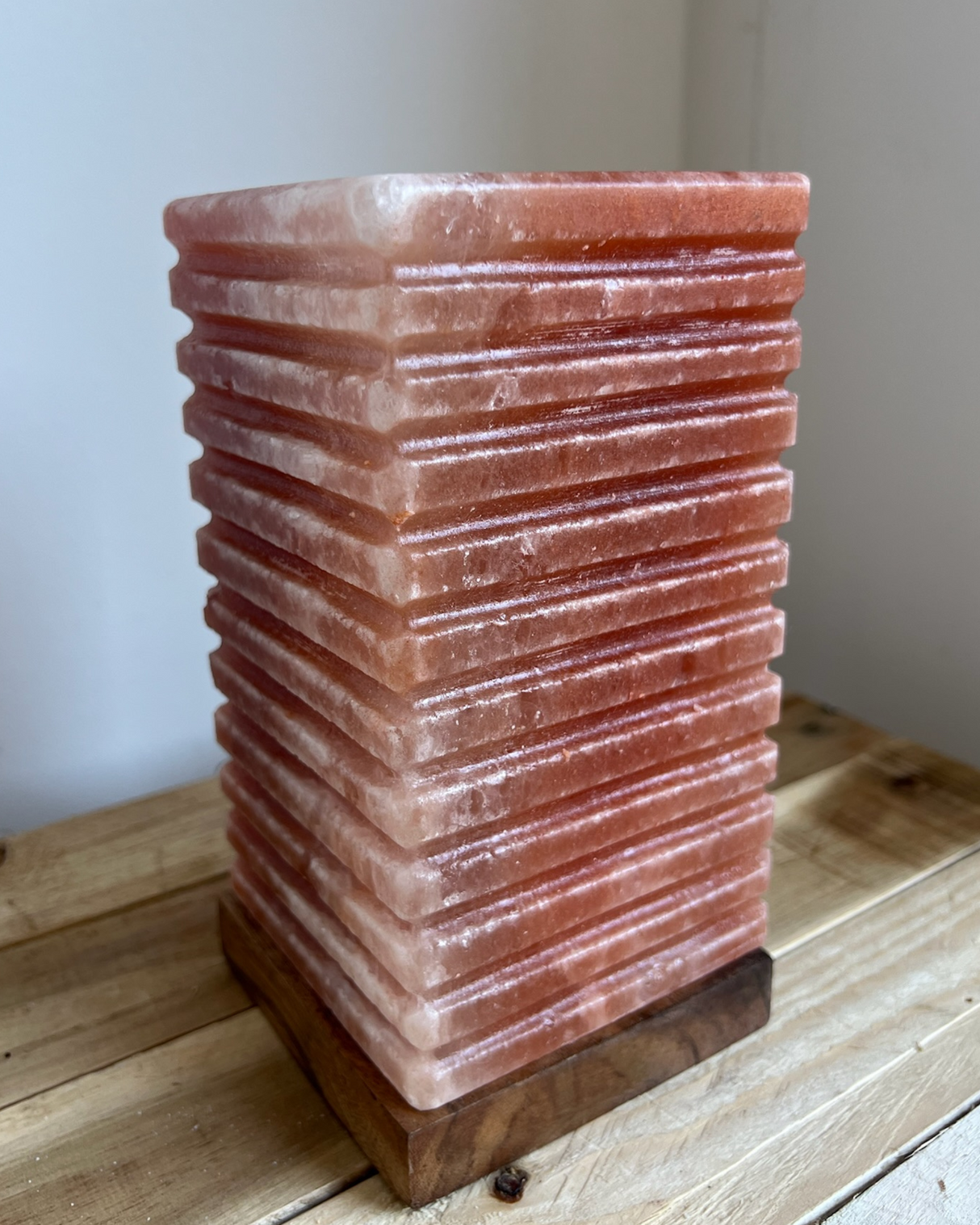 Himalaya Zoutlamp spiraalvormige zoutsteenlamp met warme gloed en houten voet, inclusief lamp en snoer