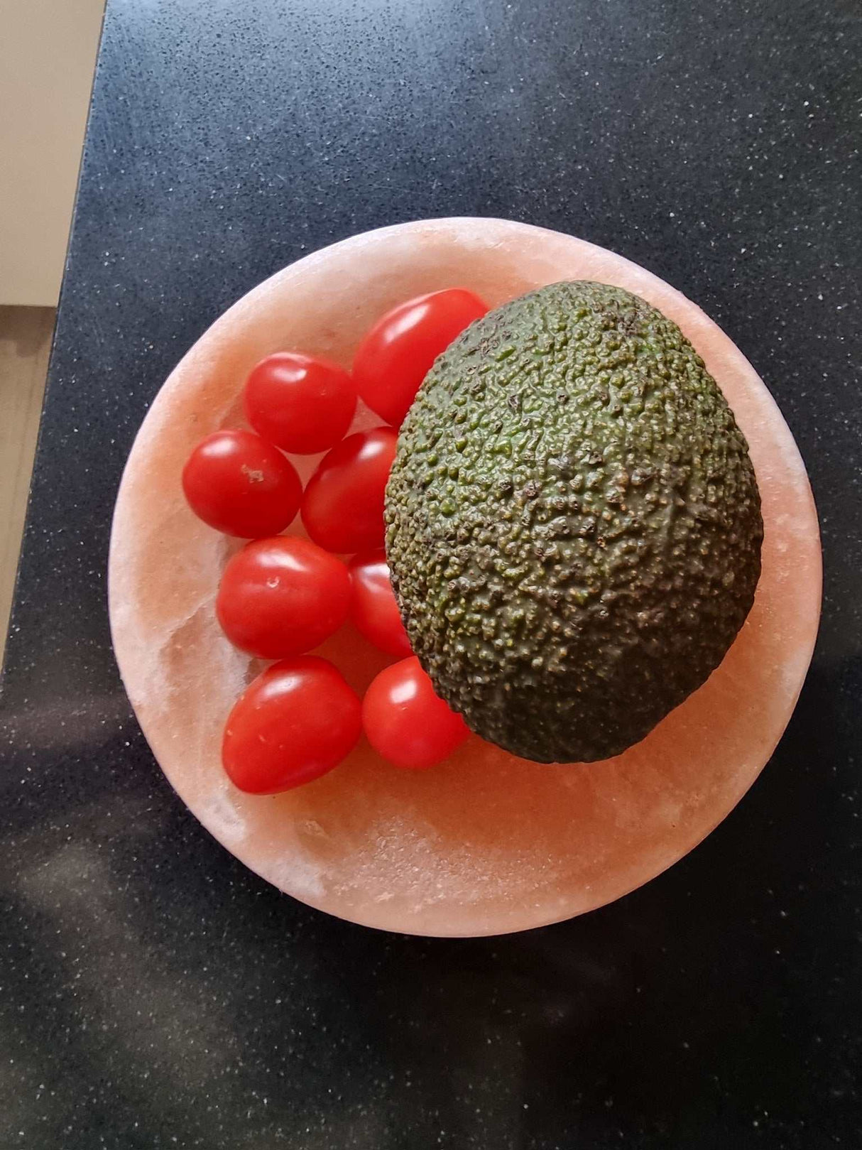 Rond Himalaya zoutsteen uitserveerschaaltje van 15 cm voor stijlvolle presentatie van koude gerechten.