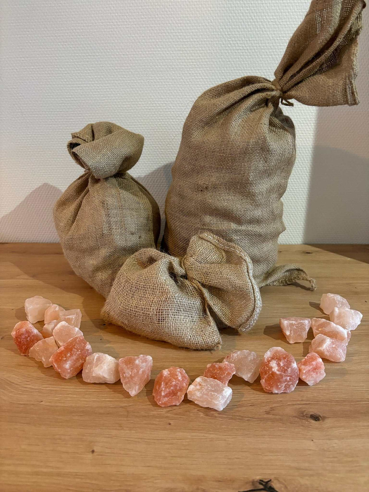 Ruwe Himalaya zoutsteenbrokken van 2-5 cm in duurzame jute zak voor natuurlijke sfeer
