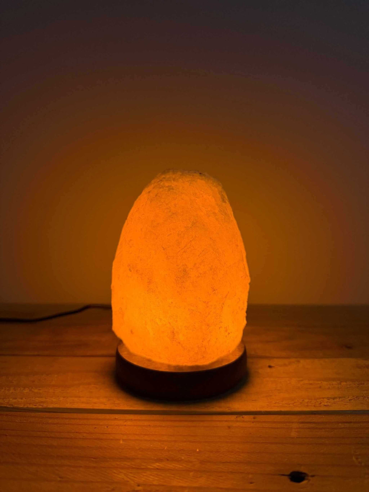 Natuurlijk roze Himalaya zoutsteen USB lampje met schakelaar en reservelampje, compact en draagbaar voor rustgevende sfeerverlichting.