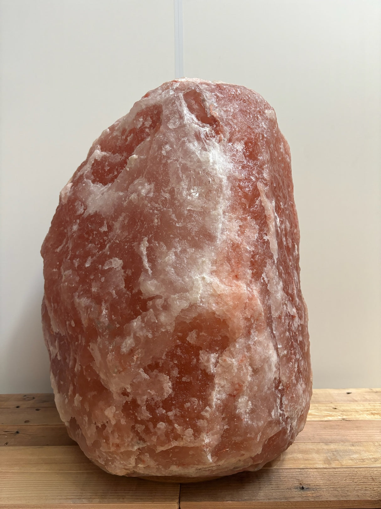 Himalaya XL zoutlamp donker 80–90 kg met natuurlijke donkere tint op houten voet