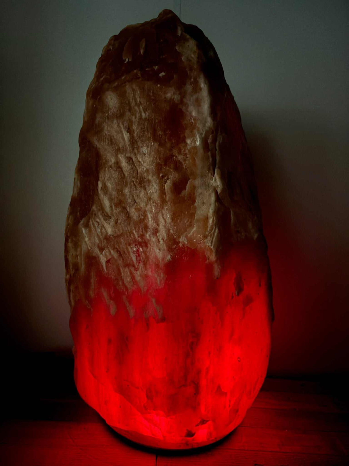 Himalaya XL zoutlamp rood met warme oranje gloed en stevige houten voet