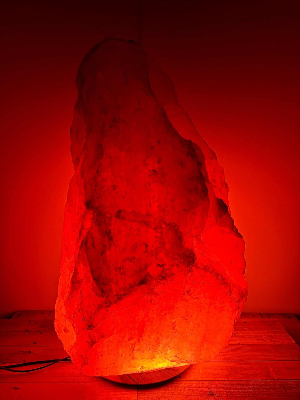 Himalaya XL zoutlamp roze 100-120 kg met warme amberkleurige gloed en houten voet